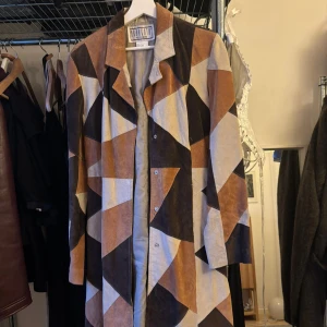 Mockakappa - Säljer en mocka kappa från BB Dakota i storlek M. Den är gjord av 100% läder i olika färger! Kappan är ganska figur sydd och väldigt perfekt för hösten. Köpt secondhand för 600kr och enbart använd en gång av mig