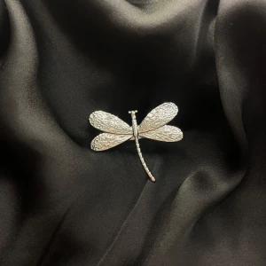 Silverfärgad trollslända brosch - Snygg ring i form av en trollslända. Den är silverfärgad och är i rostfritt stål. Perfekt för att piffa upp en outfit till fest eller speciella tillfällen🩷