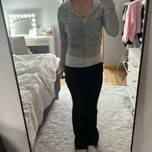 Juicy couture  - Grå juicy couture sip hoddie, äkta, köpt för ungefär 4 år sedan , mycket bra skick andvänd 2 gånger