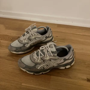 Asics Gel-NYC  - Oyster Grey, jättebra skick, inga defekter men använda