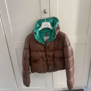 Moncler jacka i färgen brun, perfekt jacka till hösten/vintern. Skick: 10/10, använd mindre än 5 gånger. Äkthetsbevis finns. 