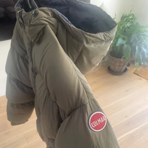 Colmar vinterjacka. - Colmar Original vinter jacka  Bra skick Endast använd ett fåtal gånger  Storlek M unisex Färg - khaki/grön