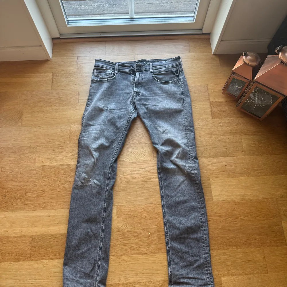 W33 | Säljer nu mina grå/svarta replay jeans med slitningar då jag inte använder dem längre | Rocco modellen | slim fit . Jeans & Byxor.