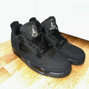 Jordan 4 - Storlek 43 helt nya oanvända bara testade! Inget fel på de, pris kan diskuteras vid snabb affär.