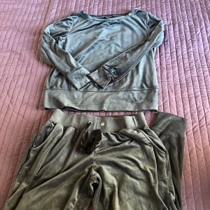 Grå velourtröja från Esmara - Säljer en supermjuk och bekväm grå velourtröja från Esmara. Perfekt för mysiga dagar hemma eller som en casual outfit. Tröjan har långa ärmar och en avslappnad passform. Materialet är 95% polyester och 5% elastan, vilket gör den både stretchig och hållbar. Passar perfekt till höst- och vinterdagar när du vill hålla dig varm och stilren.