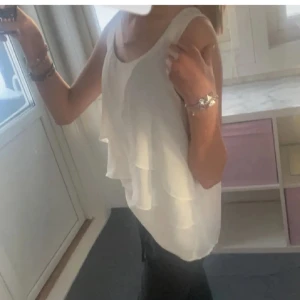 Linne/blus -  Helt ny, vit blus/linne🤍   Ifrån vero moda  (Med fina ”volanger” eller vad det kallas)  Säljer då den tyvärr var för stor.  St- S