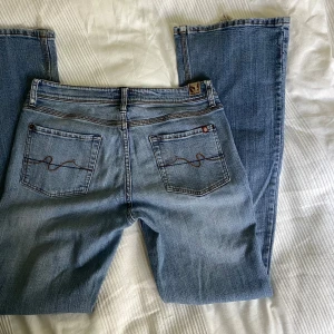 Lågmidjade jeans - Lågmidjade bootcut jeans från SB Jeans. Lite slitna längst ned men annars i bra skick!💙💙