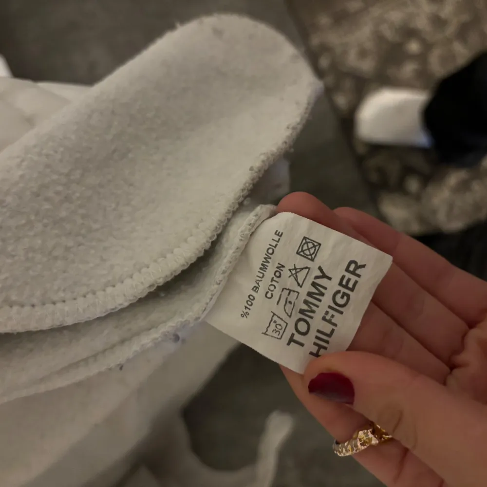 Säljer denna super fina cardigan från Tommy Hilfiger som är knappt använd. Den är i storlek M men passar mig som normalt bär xs och s. Säljs på grund av ingen användning. Takit.