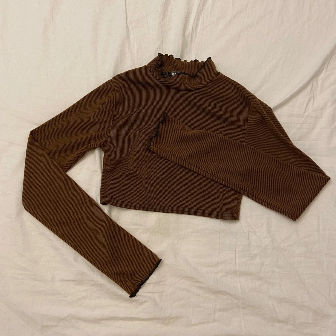 Brun ribbad croppad tröja