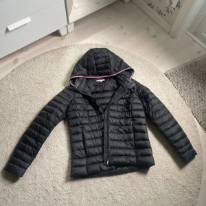 Tommy hilfiger vinterjacka  - Jacka från Tommy hilfiger perfekt till vintern! Nypris 2700kr, köpt i butik i Milano. Knappt använd