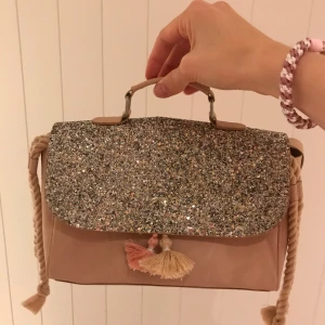 Zara veske - Selger denne søte vesken da den ikke blir brukt lenger💞