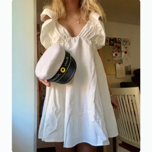 Vit klänning med volang - Inga defekter! Storlek M/38!  Aldrig använd!💛💙 Supergullig knytning i ryggen! Se tiktok för videos: @Studentklanningar