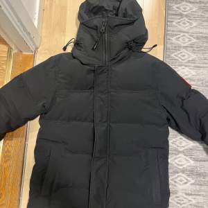  Canada goose Macmillan Parka   färg svart  Cond: 9/10 , inga skador   Pris  8 999kr  Storlek S Digitalt kvitto från care of Carl Använd 1 vinter , Säljer pga vill ha moncler maya