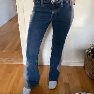 Lågmidjade jeans från weekday som är tvåfärgade, jeansen är lite slitna längst ner vid benen men inget man tänker på, lånade bilder 