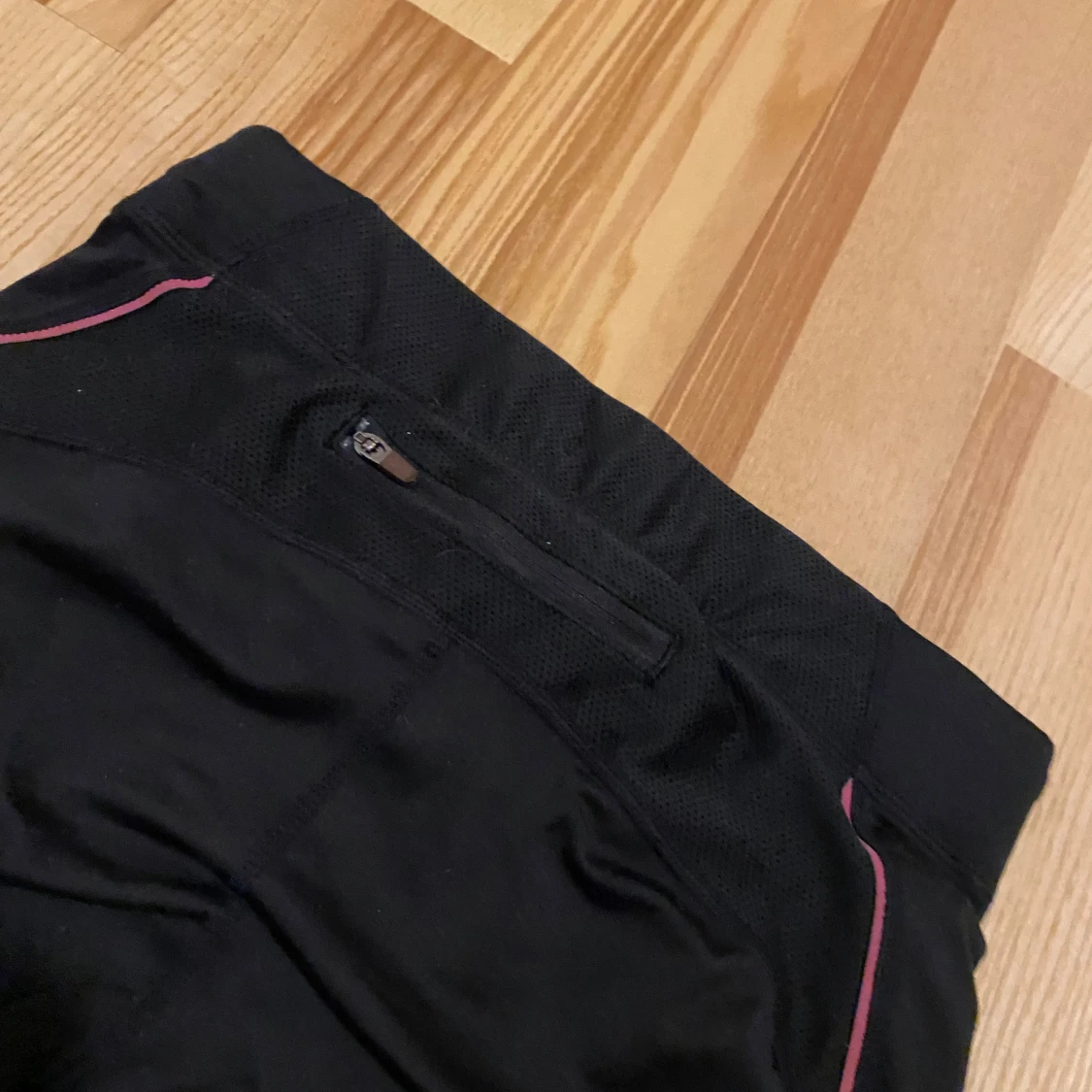 Svarta träningsleggings med dragkedja - 91