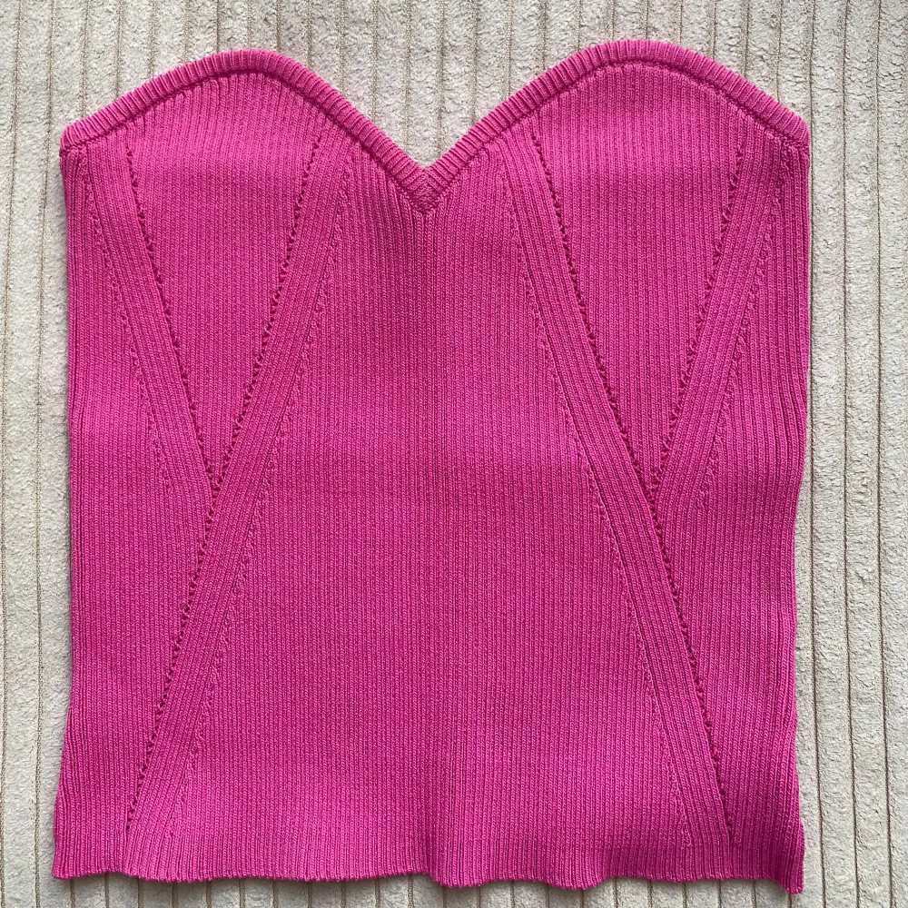 Säljer en superfin rosa ribbad tubtopp! Toppen är ärmlös och gjord i ett mjukt och stretchigt material. Perfekt för en dag på stan eller en utekväll med vänner! 💖. Toppar.