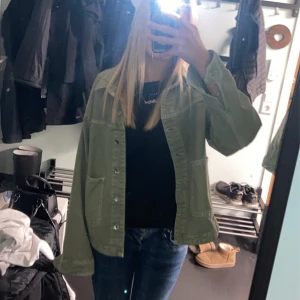 Zara grön jeans jacka  - Säljer den trendiga gröna jeans jackan,,Som helt ny, säljer pga för stor❤️kontakta vid frågor,, färgen är finare i verkligheten 