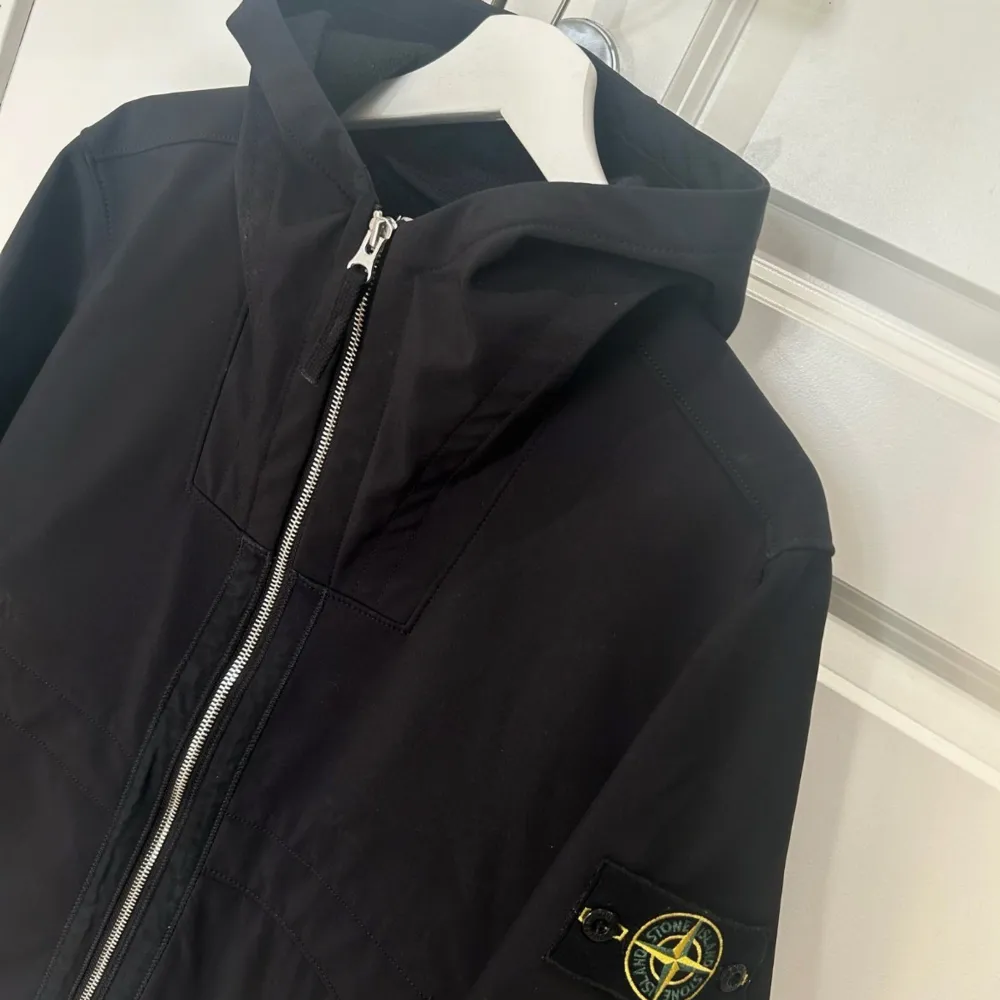 Säljer nu min Stone island jacka som är i storlek M. Priset är ej hugget i sten och vid frågor elr mer bilder så kan ni skriva till mig.. Jackor.