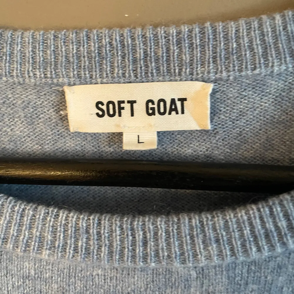 SOFT GOAT🐐| Mjuk & bekväm tröja utav 100% cashmere |•Storlek: Large | •Skick: 9/10 |•Färg: Ljusblå | softgoat.com 2895kr | Mitt pris: 1499:- |Tveka inte på att kontakta mig vid köp, frågor eller fler bilder✅. Tröjor & Koftor.