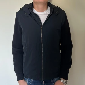 MASSIMO DUTTI CARDIGAN - Riktigt fet cardigan/jacka från Massimo Dutt! Fint skick, inga defekter. Storlek L men sitter som M/S  Skriv för fler funderingar!