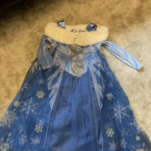 Maskerad barnklänningar  - Se bilder. Elsa klänning 150kr Unicorn klänning 200kr Båda för 300kr.
