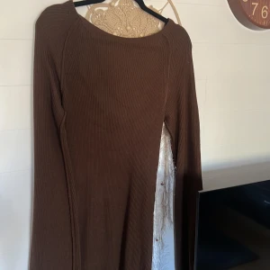 Brun klänning - Stickad klänning från Nakd. Oanvänd, nypris 700  Säljer för 150kr  Storlek XL men passar som en L också