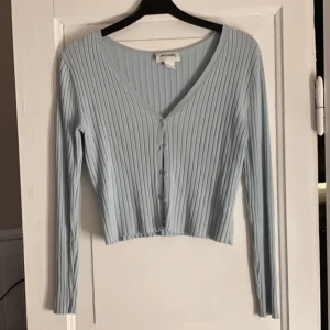Stickad kofta - Jättefin stickad kofta från monki. Storlek S men passar mer XS. 