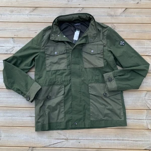 J.Lindeberg Field jacket  - Helt ny med prislapp J.Lindeberg Field jacket som är perfekt till höst och lite kallare väder! | Storlek L. | I butik kostar den 3.5k+ | Ställ gärna frågor innan du köper!