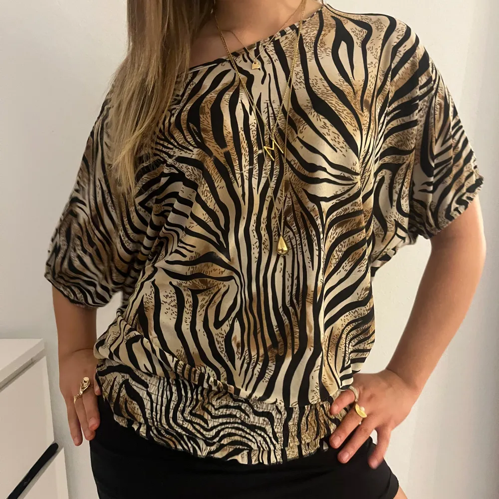 Cool blus med tigermönster! Använd 1 gång💓. Blusar.