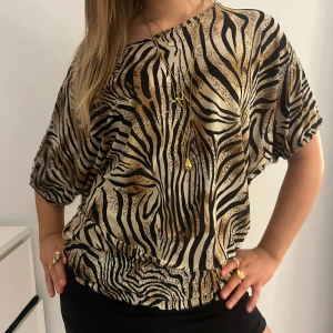 Blus - Cool blus med tigermönster! Använd 1 gång💓