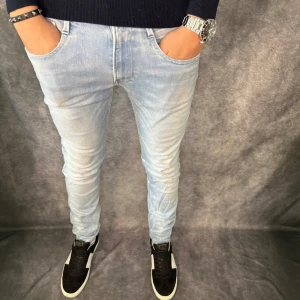 Replay anbass jeans  - // Replay anbass jeans | Storlek W32/L32  (sitter mer som W31/L32) | Benlängd: 109cm / Midja: 41cm | Nypris runt 1800kr | Kontakta för fler frågor eller funderingar // Deluxecloset