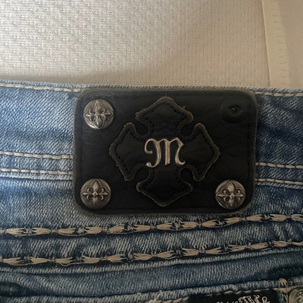 Säljer mina miss me jeans, bilderna e från nån annan jag köpte byxorna från. Den är i storlek 28 o midjemåtet runt hela är 77 cm o midjemått rakt över är 39 cm. De är i fint skick men en knapp e borta se sista bild.  Pris kan diskuteras vid snabb köp. Jeans & Byxor.