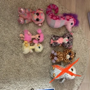 TY gosedjur - Aldrig använda, har bara stått på en hylla i mitt rum. Stora- 30kr/st, Små- 20kr/st, minsta- 10kr/st, Lång hals- 25kr/st (Tryck inte på köp ej, beroende på storlek och antal behöver priset ändras)