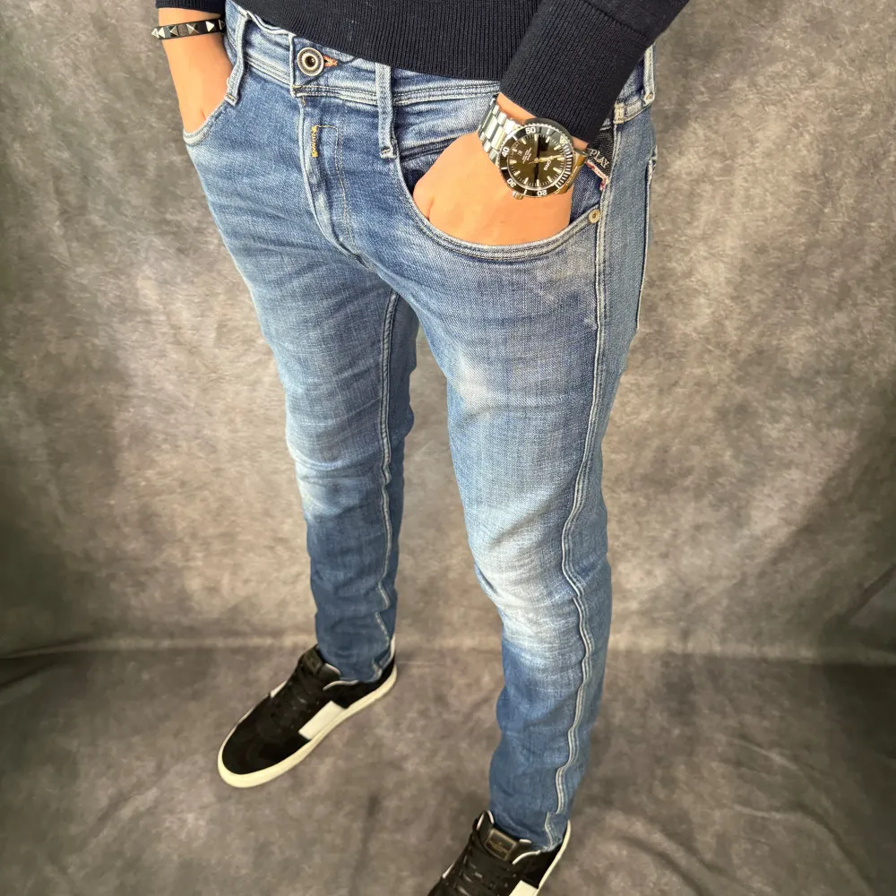 // Replay anbass jeans | Storlek W31/L32 | Benlängd: 109cm / Midja: 44cm | Nypris runt 1800kr | Kontakta för fler frågor eller funderingar // Deluxecloset. Jeans & Byxor.