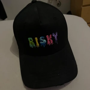 Oanvänd keps - Bra skick oanvänd helt ny det är ett märke som heter risky riktigt bra märke säljs mycke kepsen säljs inte längre på deras hemsida 