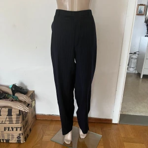 Kostymbyxor kostym byxor herr - Inget att anmärka på. Har nålat den i midjan för att den ska passa dockan. Se mått för bilder.