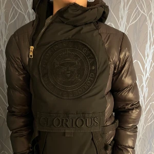 Glorious puffer jacka - Säljer nu denna feta glourious gangsta jacka, perfekt nu inför vinter då den är riktigt tjock och varm. Modellen är 178! skick 8/10 saknas ett spänna men detta är inget som syns tydligt.🌟Small men passar även xs! hör av dig med frågor❓📩