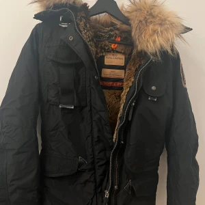 Vinterjacka Parajumpers - Varm vinterjacka av märket Parajumpers.  Små slitningar på detaljer. Säljer då den är för liten