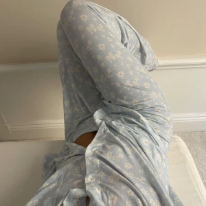 Djerfavenue byxor - Finaste byxorna från djerf avenue modell/färg dream cake🩵 oanvända!