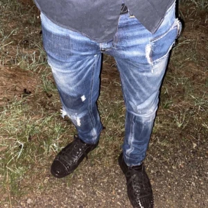 Philip plain jeans - Feta Slim fit philipp plain jeans i bra skick, fina slitningar och endast hål i ena knät och väcker en hel outfit, använder inte längre för är lite för små. Bra skick, priset är inte spikat hör av er vid funderingar!