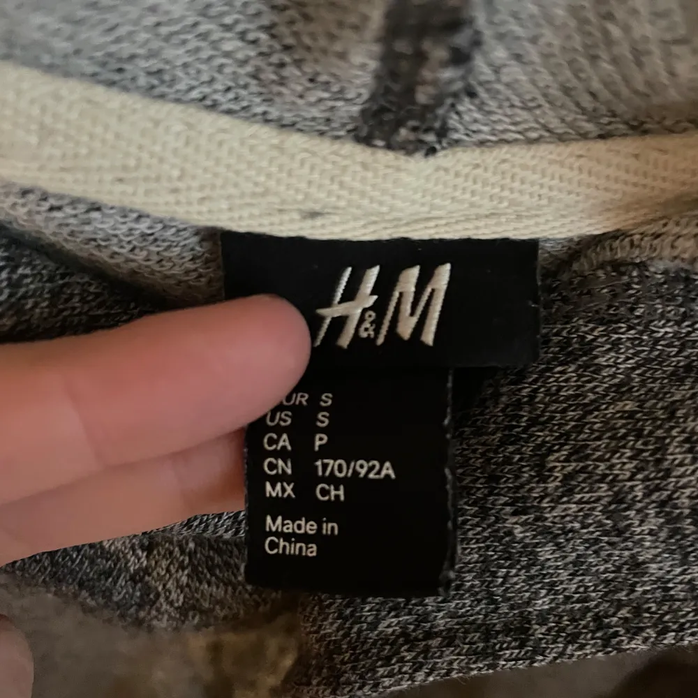 Tja! Säljer den här sjukt feta cardigan/kofta från H&M. Denna säljs inte längre på nätet eller butik. Väldigt bra pris för en sån fin och fräsch tröja! Skriv dm för bilder eller frågor!😃. Tröjor & Koftor.