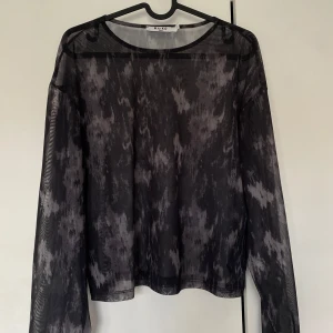 Mesh top (S) - Aldrig använd meshtopp, supersnygg att ha på fest!   Passar både som small om man gillar ha den löst på kroppen annars är den supersnygg som medium också! 
