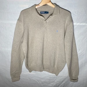 Ralph Lauren Tröja - Sjukt fet tröja från Ralph Lauren. Riktigt bra skick. Tröjan är tjock bomull, 100%. Nypris: 2699 kr. Stilavd pris: 799 kr. Modellen är 171 och väger 65kg.  Hör av dig vid frågor🤝