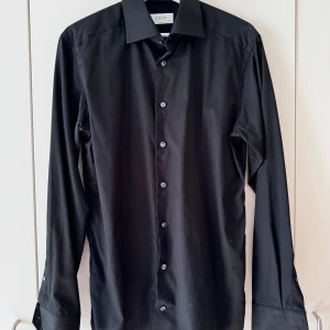 Eton skjorta Slim - Säljer denna fina Eton skjorta pga av för lite användning.   Nypris på skjortan: 1600 kr  Vid fler frågor tveka inte på att höra av dig;)