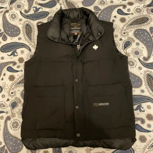 Canada Goose Väst - Säljer en snygg och trendig Canada Goose väst som är väldigt bra nu under höst/vinter! Den är väldigt bra skick. 9/10 skick! Västen är använd några gånger och har inga defekter! Storlek S, skulle säga mellan S/XS. Kontakta vid intresse! 