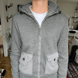 Jacka/hoodie - En grå jacka/hoodie i storlek M. Perfekt nu till vintern när det blir lite kallare. Den är i topp skick utan skador. Skirv för funderingar. 