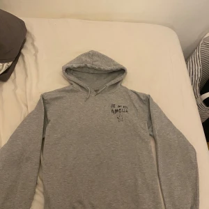 Hoddie Grå - Grå hoddie från Gina Tricot, anvönd ett par gånger till jag köpte en ny, fint skick