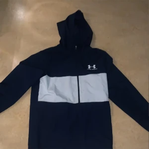 Under armour windbreaker stl xs - Go jacka inför hösten  Org: 1400 kr hos oss 900 kr 