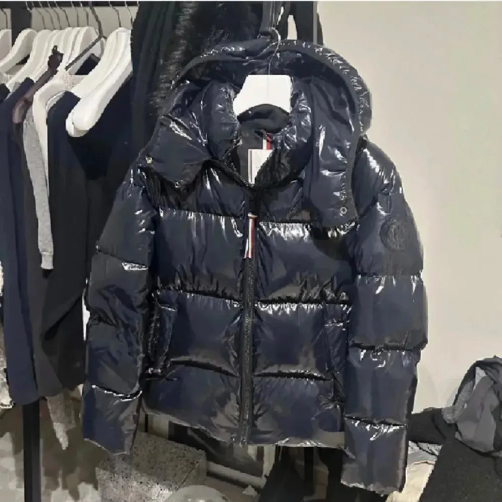 Jättebra skick, använd förra vintern. Säljer på grund av att den ej kommer till användning. (Sista bilden e lånad) Har bud på 1820kr. Takit.