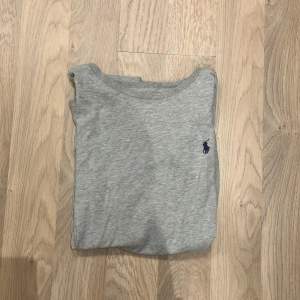 Ralph lauren T-shirt i bra skick har mer färger och str så kom privat